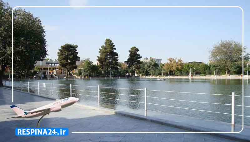 بنر تبلیغاتی رزرو بلیط هواپیما زنجان مشهد از آژانس مسافرتی رسپینا شامل یک هواپیما با پس زمینه پارک ملت شهر  مشهد